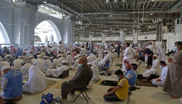 السعودية توقف تدابير مكافحة كورونا وتلغي "التباعد" بالحرمين