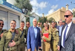 نائب الرئيس الأمريكي السابق يقتحم المسجد الإبراهيمي