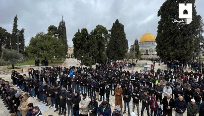 30 ألفًا يؤدون الجمعة في رحاب الأقصى