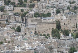 الاحتلال يغلق البلدة القديمة في الخليل ويعتدي على المواطنين