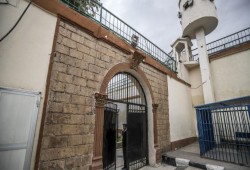 بعلم إدارات السجون: جنائيون يعتدون على معتقلين سياسيين لإثنائهم عن الإضراب عن الطعام