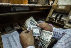 إدمان القروض وراء الخفض الأخير للجنيه المصري