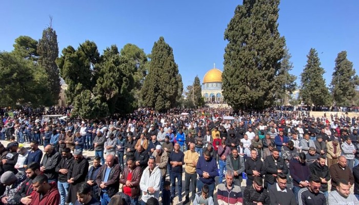 الفلسطينيون يتحدون الاحتلال.. 80 ألفاً أدوا صلاة الجمعة الأولى من "رمضان"