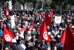 مظاهرة حاشدة في تونس رفضا لحل البرلمان
