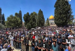 رغم القمع والإرهاب الإسرائيلي.. 50 ألفًا يؤدون الجمعة بالأقصى