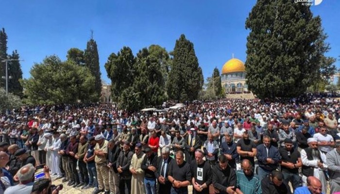 رغم القمع والإرهاب الإسرائيلي.. 50 ألفًا يؤدون الجمعة بالأقصى