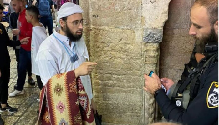 شبان فلسطينيون يحبطون محاولة مستوطن اقتحام الأقصى متخفيا بزي إسلامي