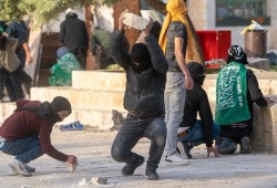 عشرات الآلاف في "فجر الأقصى" وشبان فلسطين يتصدون للاقتحام بأجسادهم