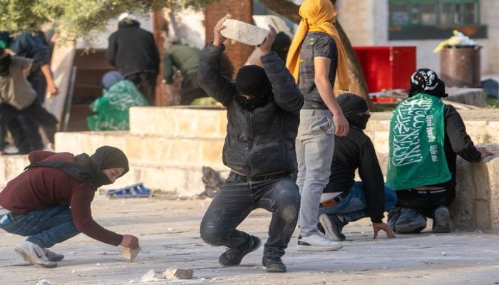 عشرات الآلاف في "فجر الأقصى" وشبان فلسطين يتصدون للاقتحام بأجسادهم
