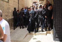 الاحتلال يقتحم كنيسة القيامة ويهاجم المسيحيين.. والفصائل تندد