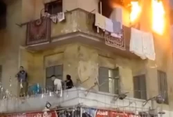 في مشهد رهيب: شباب ينقذون طفلا من حريق بشبرا