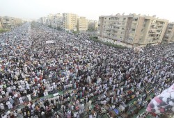 الملايين يؤدون صلاة عيد الفطر في مصر بأجواء مبهجة