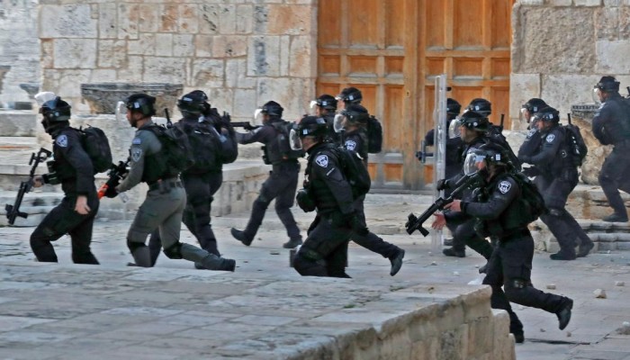 اعتداءات وحشية صهيونية وبسالة منقطعة النظير من مرابطي الأقصى