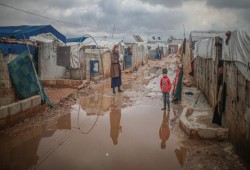 السيول تجرف الخيام في إدلب ومياه الصرف الصحي تغرق أخرى