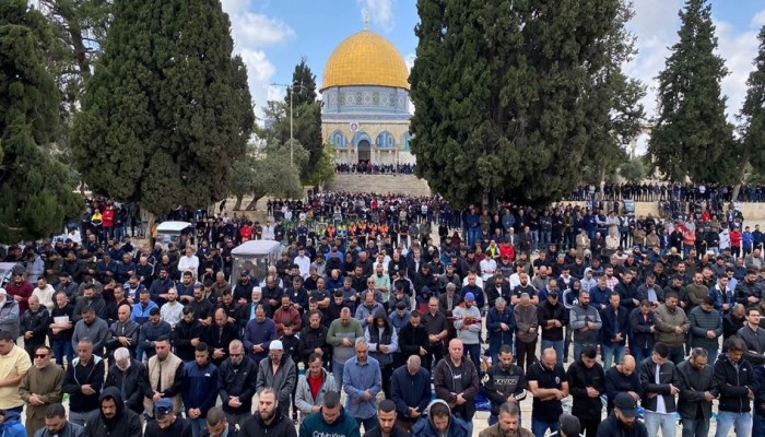 استمراراً لحالة الرباط والحشد ..الآلاف يؤدون الجمعة بالمسجد الأقصى
