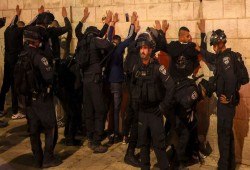بينهم حامي تابوت أبو عاقلة.. أكثر من 50 معتقلًا بالقدس