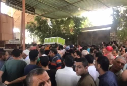 والد الأطفال الـ3 المذبوحين يدعو لأمهم ويثني عليها في جنازتهم