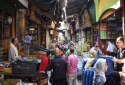 تعرف على آثار رفع الدولار الجمركي على الأسواق