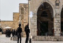 الاحتلال يقتحم الأقصى ويغلق المصلى القبلي