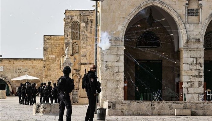 الاحتلال يقتحم الأقصى ويغلق المصلى القبلي