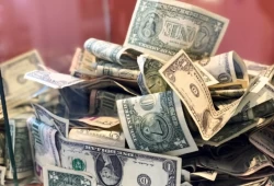 سبعة قروش تفصل الجنيه عن أدني مستوى له منذ خمس سنوات
