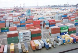 منها ألبان الرُضَّع.. رفع الضريبة الجمركية على مجموعة من السلع المستوردة