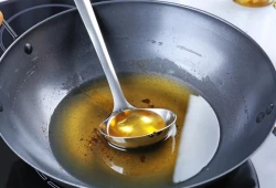 لا تبيع الزيت المستعمل فهو خطر على صحتنا جميعا.. تعرف على ذلك