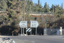 إعتقال فلسطيني بعد فتره طويلة من تجوله في مقر قيادة جيش الاحتلال بالضفة