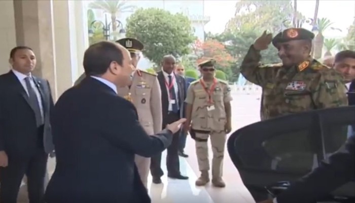 ليست الأولى.. السودان يُسلّم 21 معارضًا لمصر بينهم نساء وأطفال