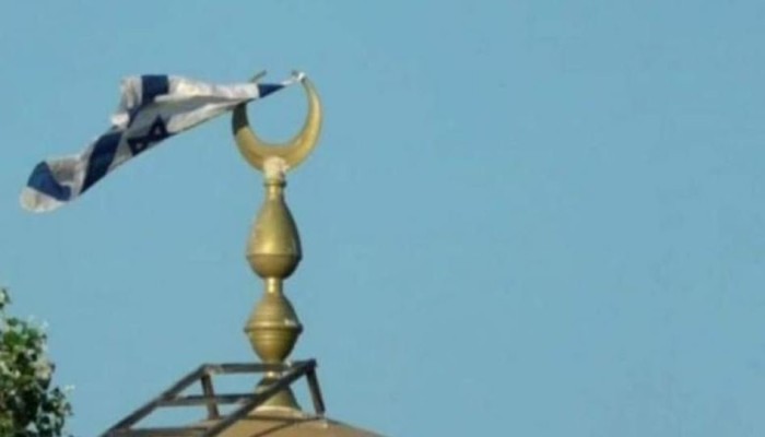 مستوطنون يرفعون أعلامًا إسرائيلية فوق قبة مسجد كيسان