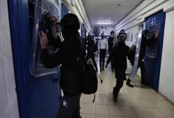 حماس تدعو لفضح جرائم الاحتلال بحق الأسرى الفلسطينيين
