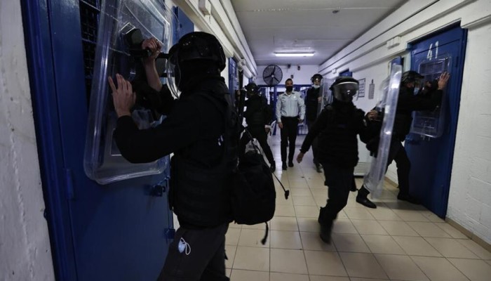 حماس تدعو لفضح جرائم الاحتلال بحق الأسرى الفلسطينيين