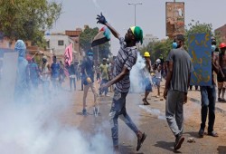 الأمن السوداني يطلق الغاز المسيل للدموع على مئات المتظاهرين في الخرطوم