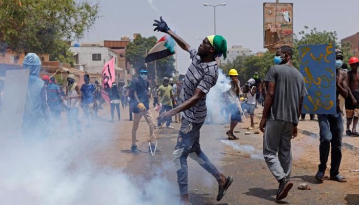 الأمن السوداني يطلق الغاز المسيل للدموع على مئات المتظاهرين في الخرطوم