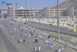 الحجاج يتوافدون إلى مشعر منى لقضاء يوم التروية