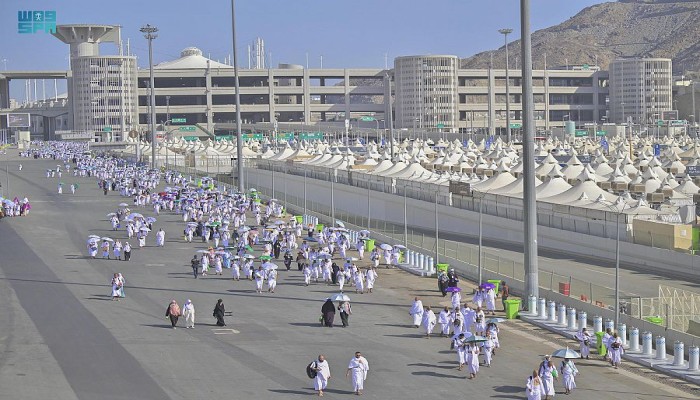 الحجاج يتوافدون إلى مشعر منى لقضاء يوم التروية