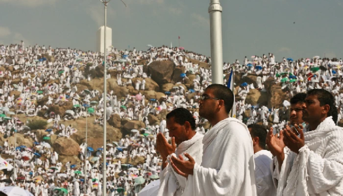 ضيوف الرحمن يصعدون إلى عرفات لأداء ركن الحج الأعظم