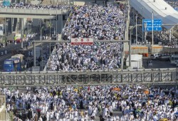 حجاج بيت الله الحرام يرمون جمرة العقبة الكبرى بأول أيام عيد الأضحى
