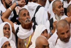 الحجاج يواصلون رمي الجمرات في منى بأول أيام التشريق