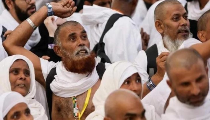 الحجاج يواصلون رمي الجمرات في منى بأول أيام التشريق