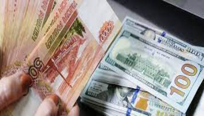 المركزي الروسي يطالب بتعويم الروبل بعد سقوطه السريع