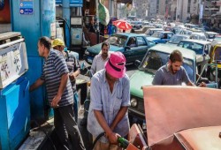 موجة غلاء جديدة بعد رفع سعر البنزين.. ومغردون: "حمار لكل مواطن"