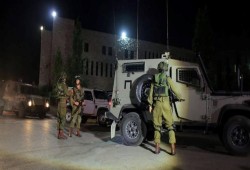 مقاومون فلسطينيون يطلقون النار تجاه قوات الاحتلال في نابلس