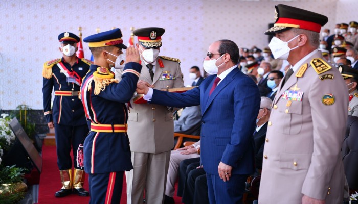 طلاب الـ50%.. لماذا منح السيسي خريجي الكليات العسكرية شهادات مدنية؟