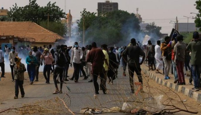 غاز مسيل للدموع وقنابل صوتية لمنع سودانيين من الوصول إلى القصر الرئاسي في الخرطوم