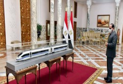 عزوف جماعي من المصريين عن قطار السيسي الكهربائي السريع