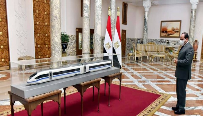 عزوف جماعي من المصريين عن قطار السيسي الكهربائي السريع