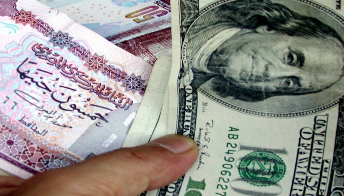 ارتفاع العجز التجاري في مصر.. والدولار يتجاوز 19 جنيهًا