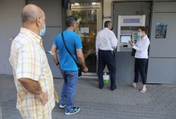 مصارف لبنان تضرب عن العمل احتجاجا على تعامل المودعين