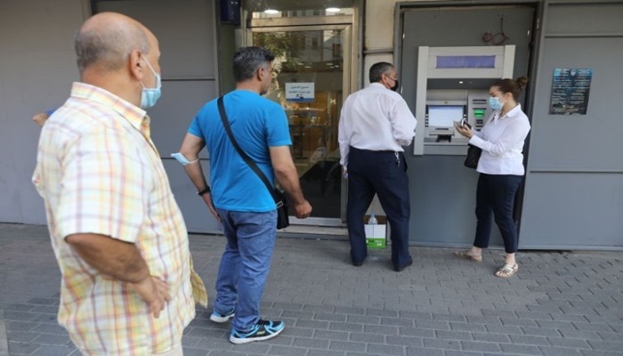 مصارف لبنان تضرب عن العمل احتجاجا على تعامل المودعين